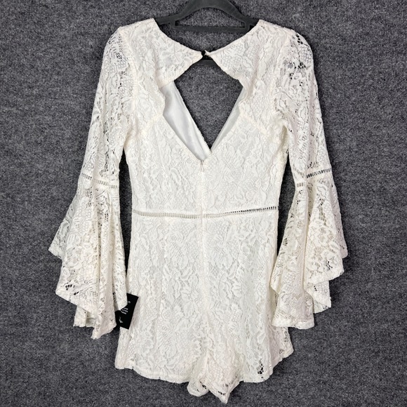 NEW Lulus White Lace Romper Long Bell Sleeve V Neck Cutout Back Women's Size S - Picture 2 of 9
